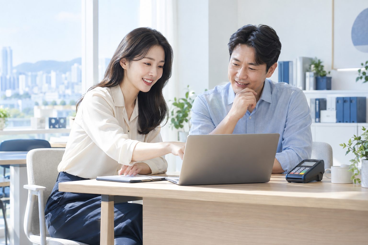 상담 데스크에서 서류를 사이에 두고 설명하는 담당자 — AI 연출 이미지